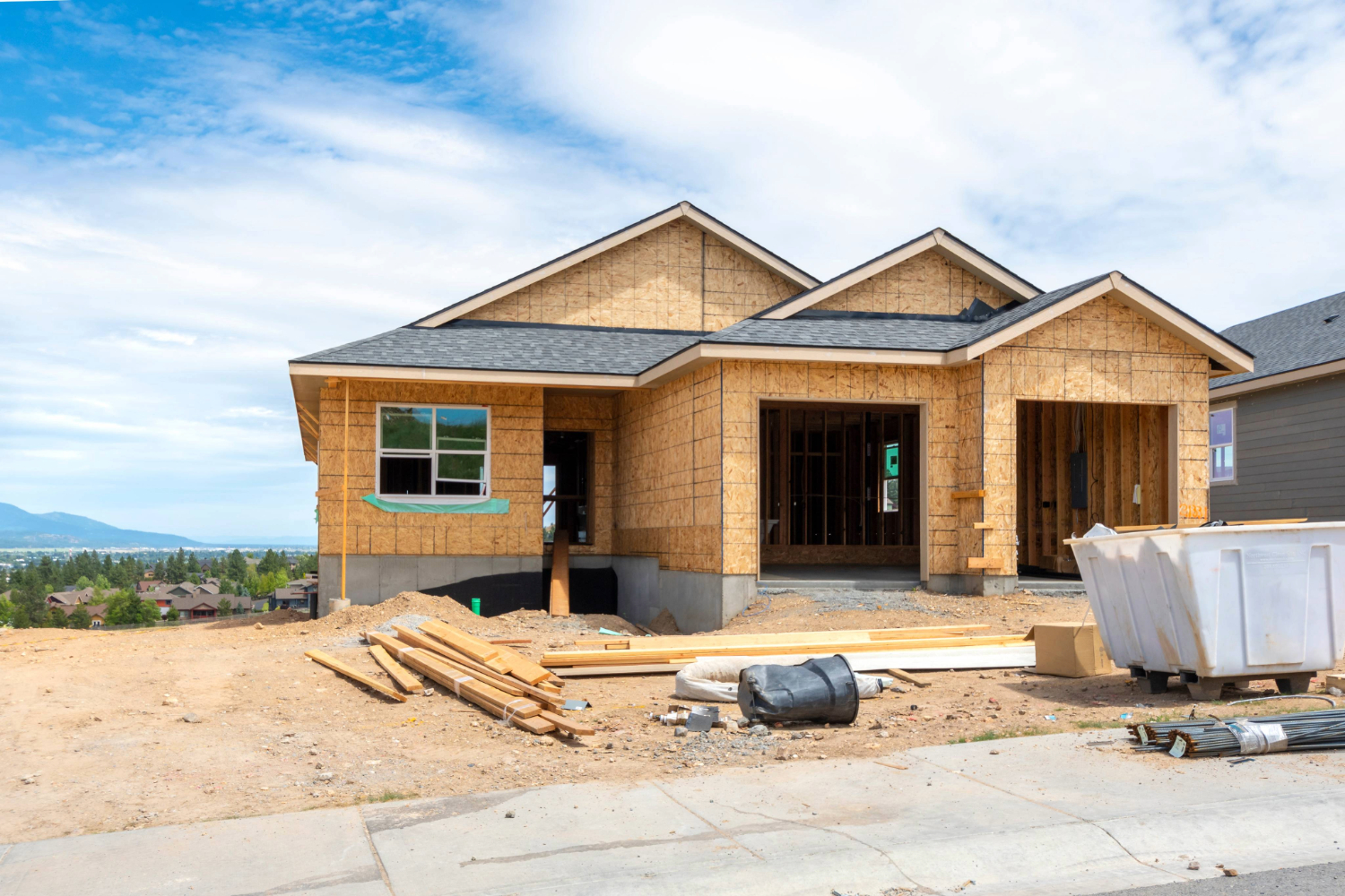 A hilltop new construction home being built in the mountains of Liberty Lake, Washington, USA, a suburb of the city of Spokane. Photo by Kirk Fisher / Adobe Stock.