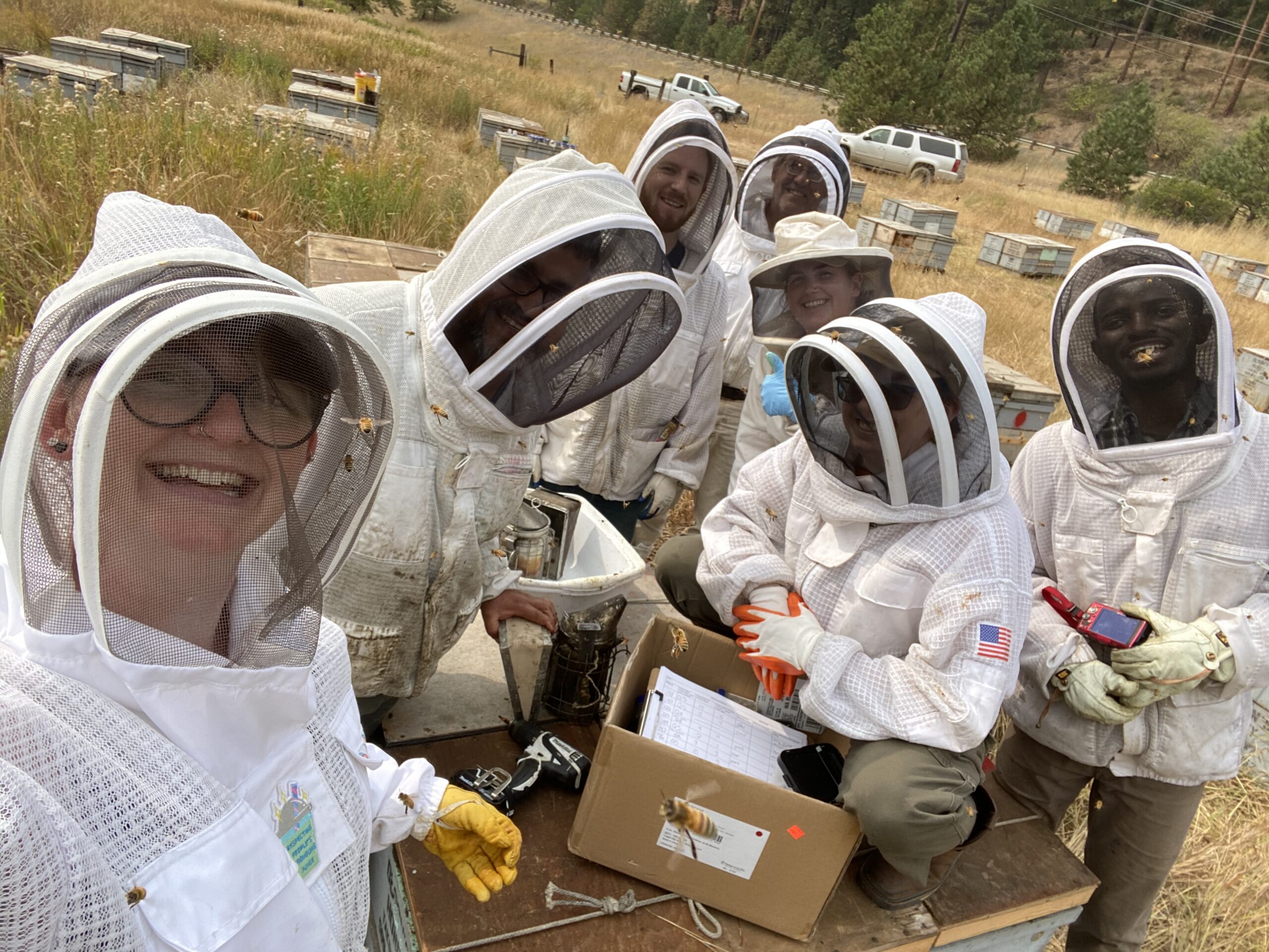 Miembros del programa de abejas sonriendo a la cámara