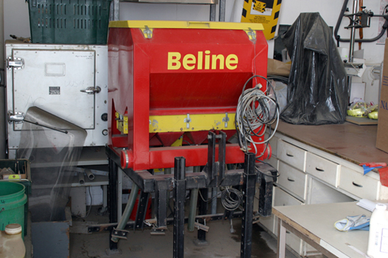 A picture of a Beline fertilizer spreader.