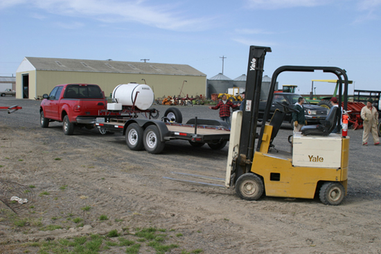 A picture of a forklift.