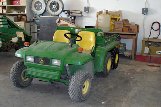 A picture of a John Deer gator.
