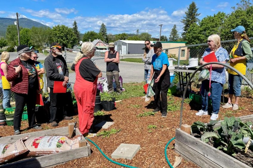 Stevens County Master Gardeners teaching a group of people about growing food.