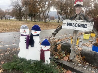 Holiday display at entrance to Ahtanum Park. Snowmen appear in front of a Welcome! sign