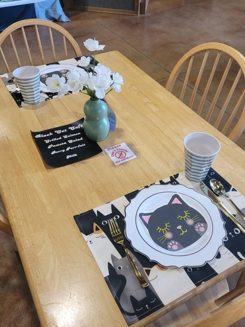 Table setting activity at the fair - theme cats.