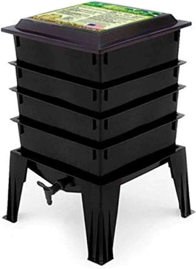 Stackable tray vermiculture composting system