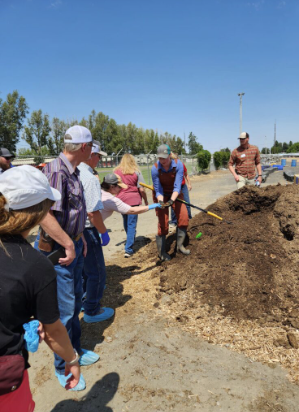 Rachel Wieme leads a discussion at an offal compost workshop in Moses Lake. Photo credit: Lynne Carpenter-Boggs