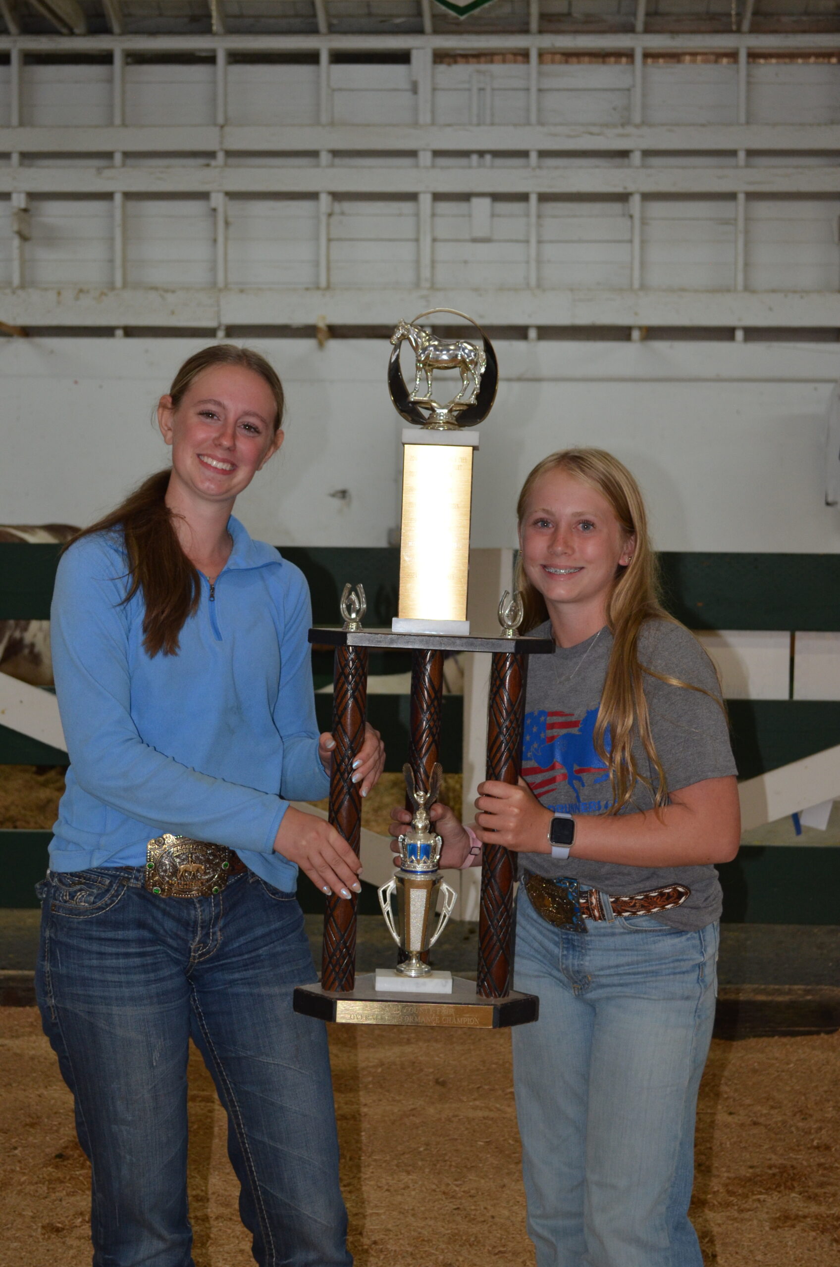 4-h horse members receiving an award