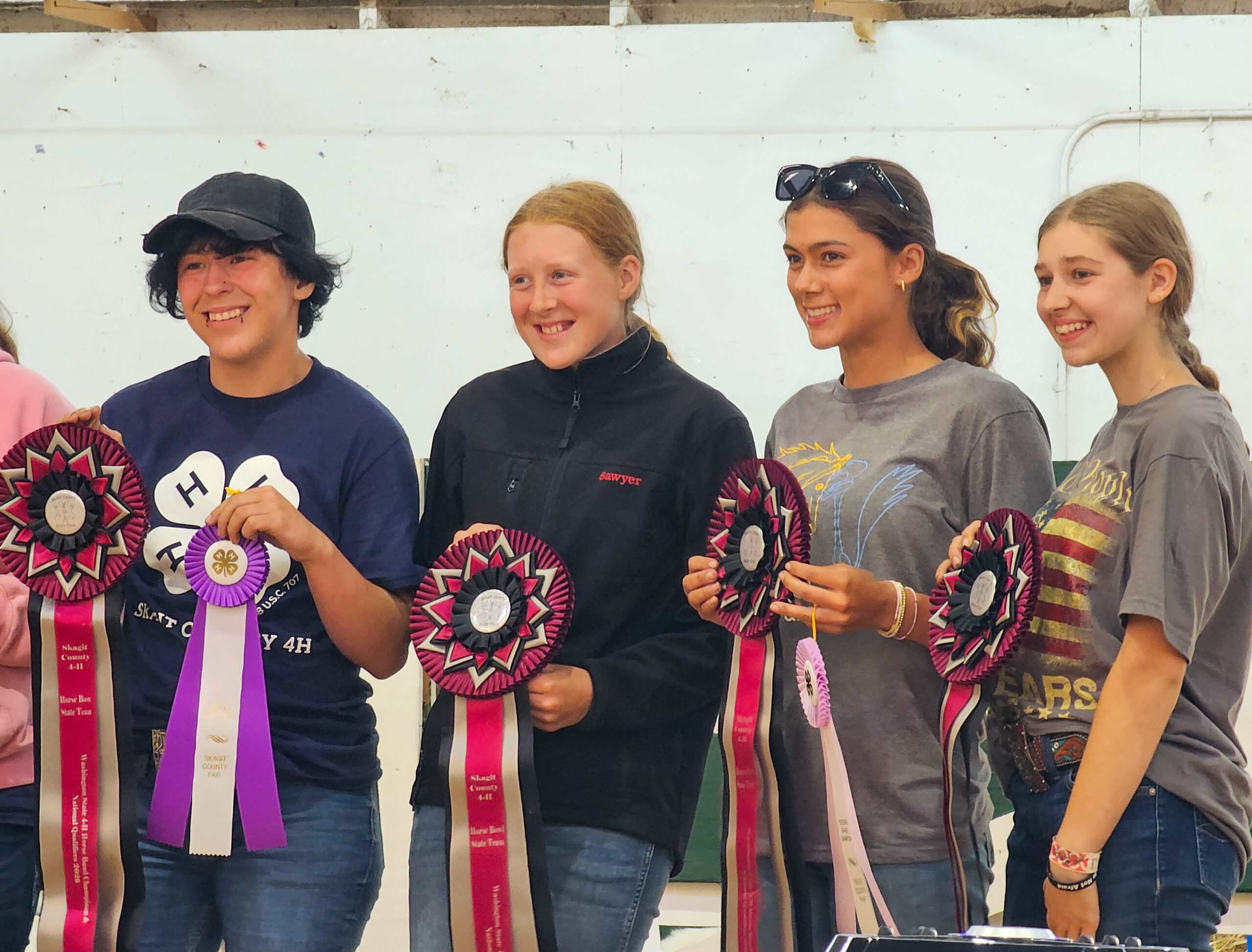4-h horse bowl team receiving an award