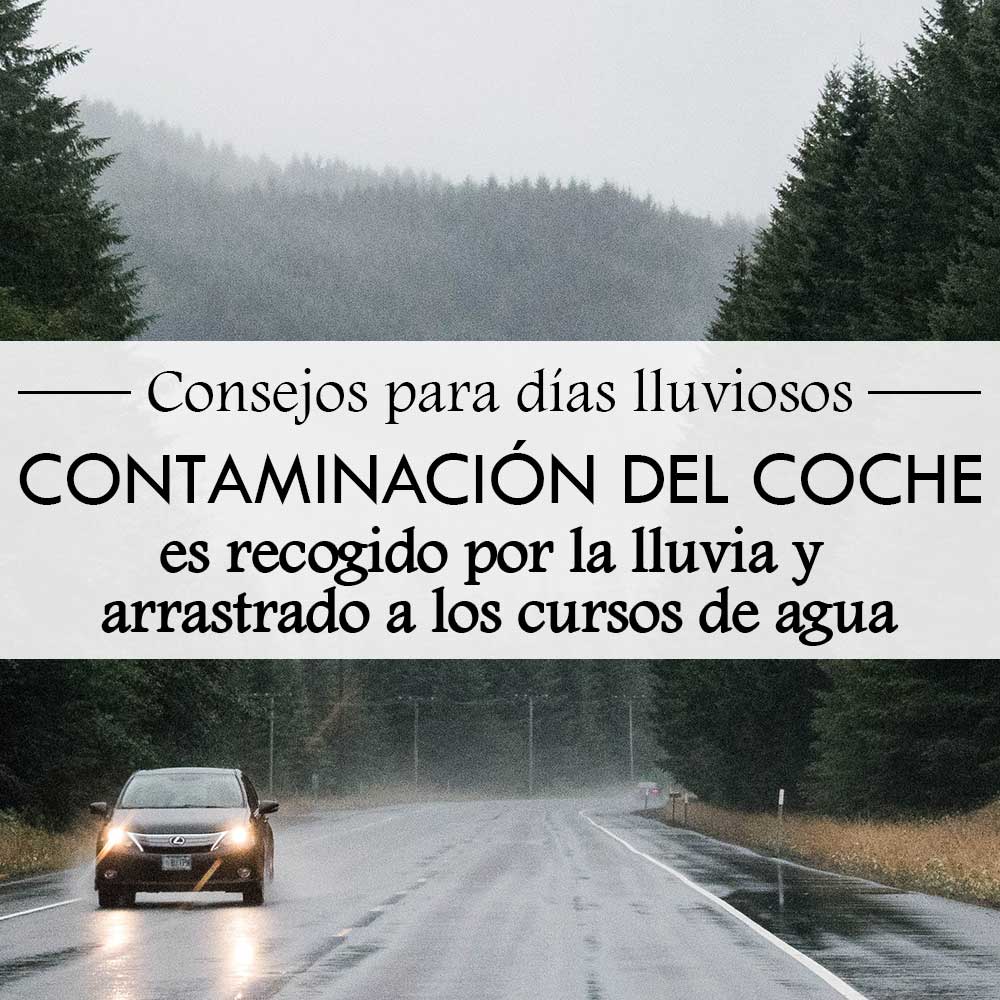 A car drives on a wet forest road in the rain. Overlaid Spanish text reads: “Consejos para días lluviosos — Contaminación del coche es recogido por la lluvia y arrastrado a los cursos de agua,” meaning “Tips for rainy days — Car pollution is picked up by rain and carried into waterways.”