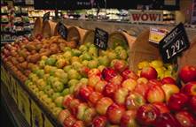 apples in grocery store