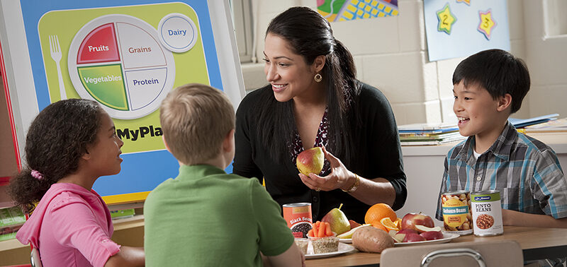 Participants talking about a healthy meal during a nutrition education class