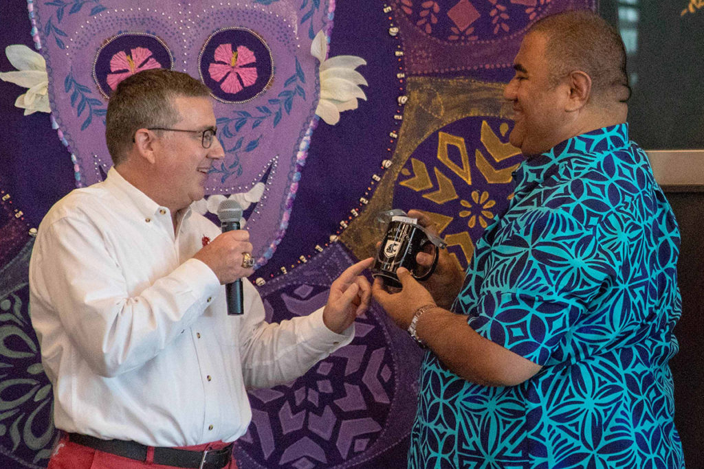 Schulz presents a WSU mug to Thompson.
