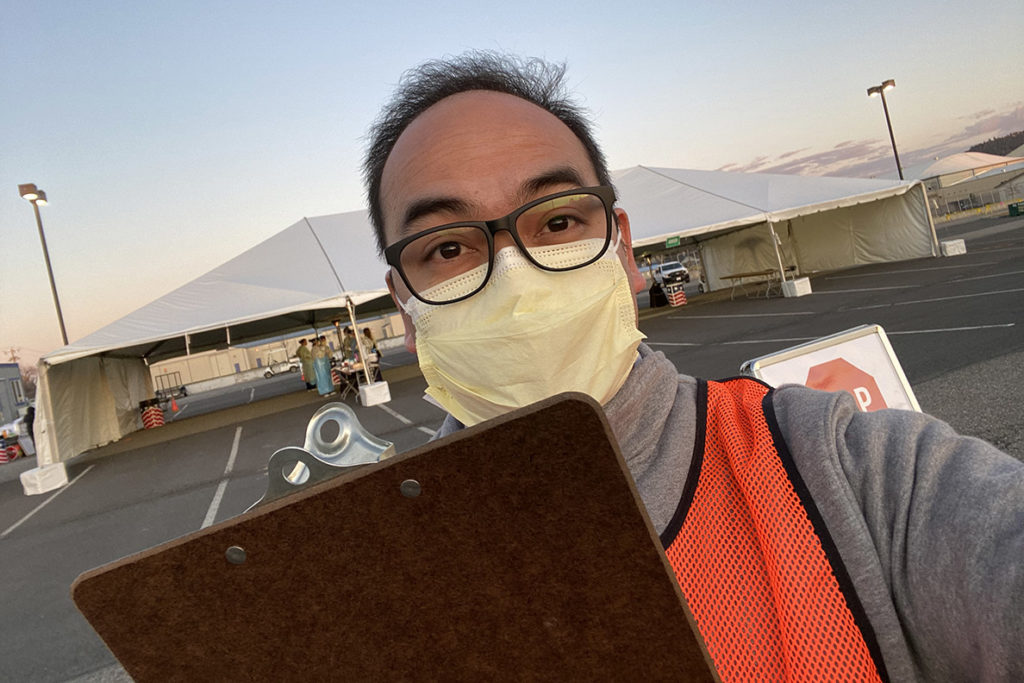Esposo in medical mask holding a clipboard.