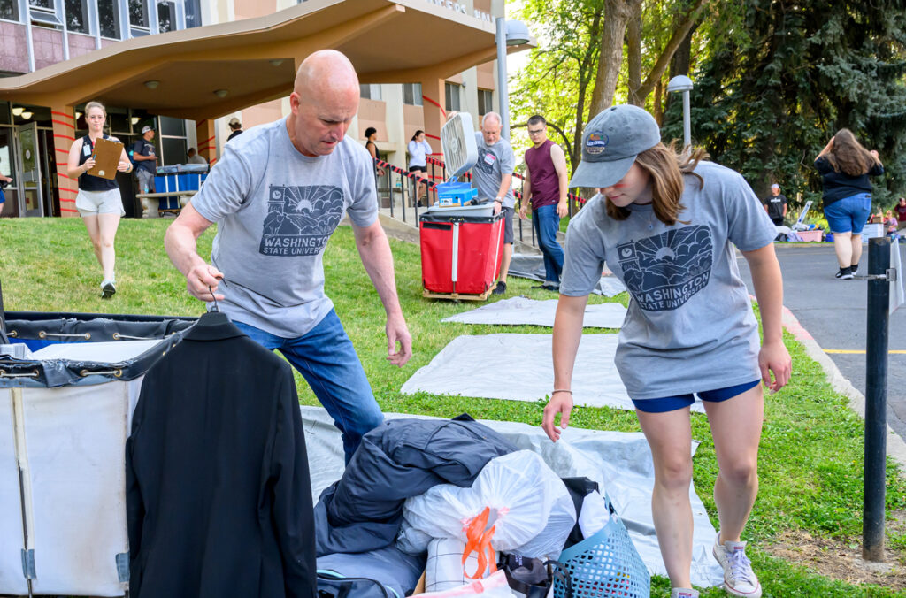 Dave Cillay helping move students' belongings into dorms on the WSU Pullman campus.