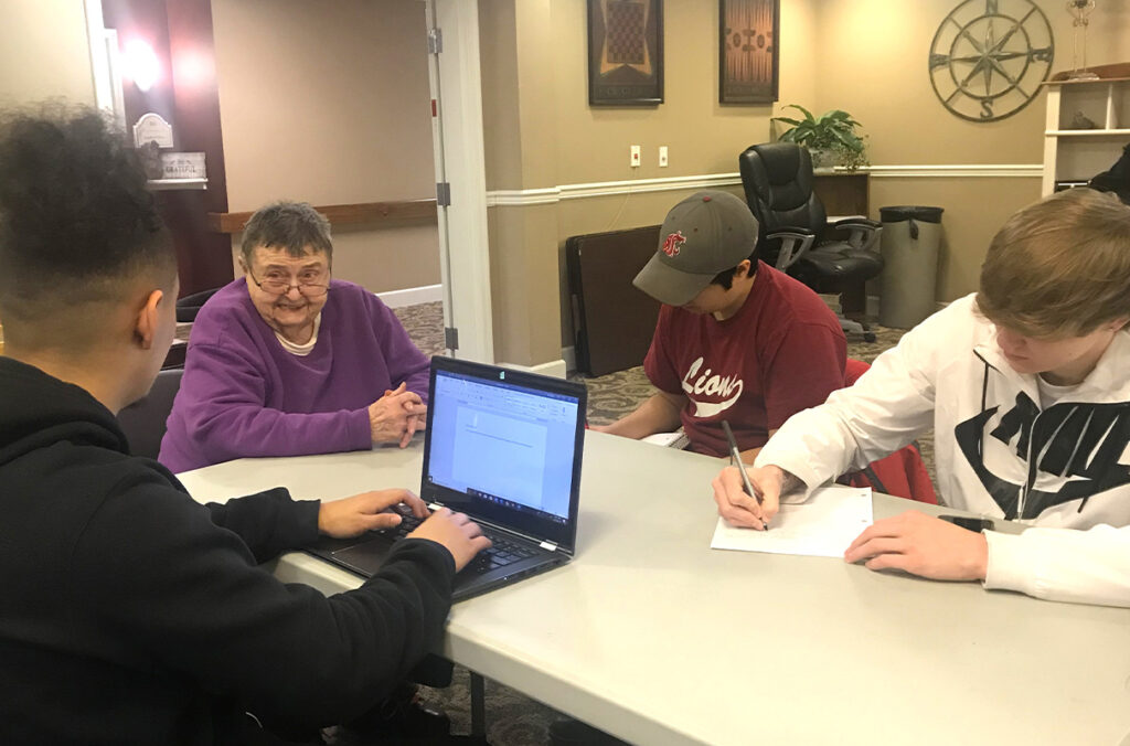 WSU English students visit with a resident of Regency Pullman.