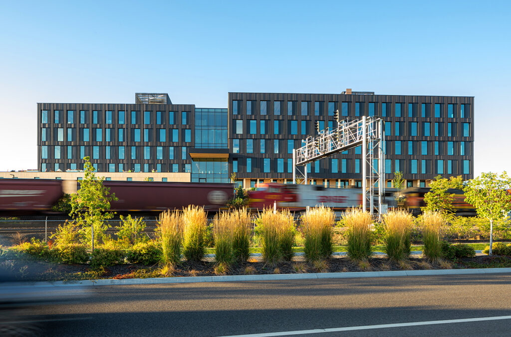 住民の電力コストを削減する電力取引システムを実証（Researchers test electricity trading system that could cut costs for residents）