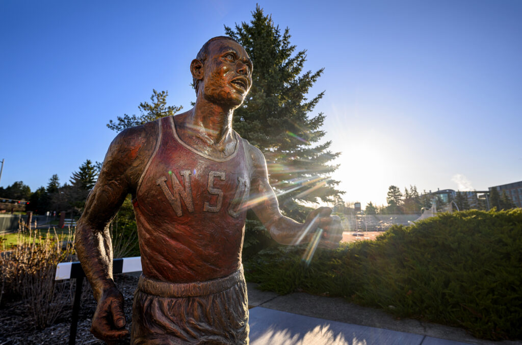 Closeup of a bronze statue of former WSU track and field athlete Henry Rono.
