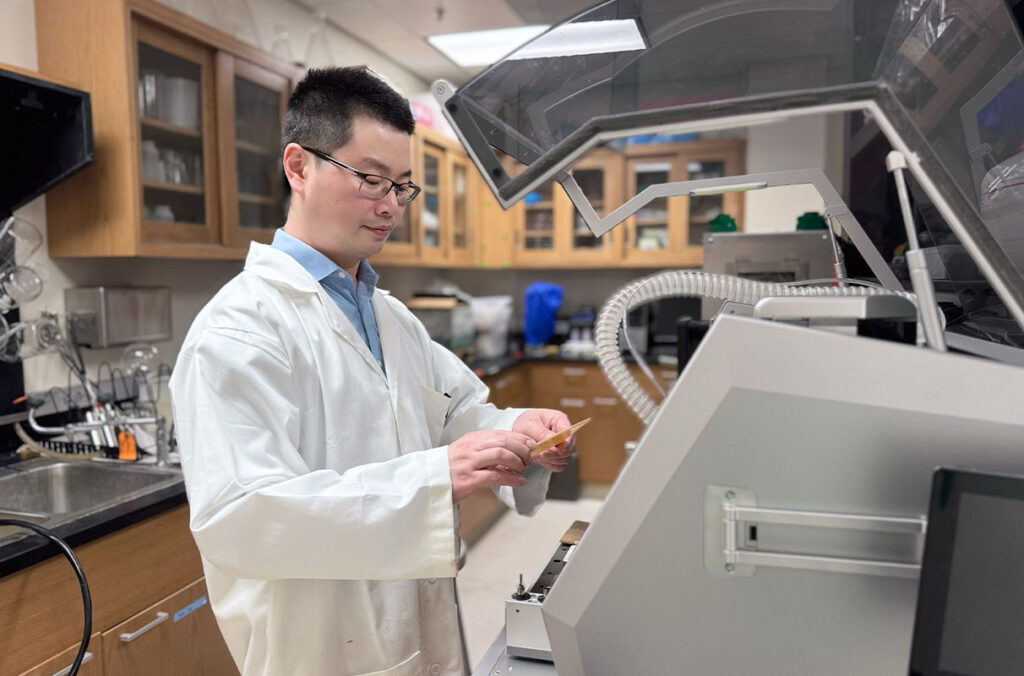 Kang Huang working in a laboratory.