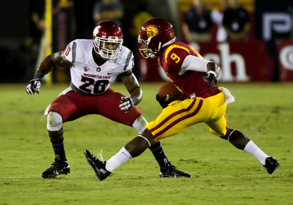 Deone Bucannon prepares to tackle a USC player during a WSU football game.