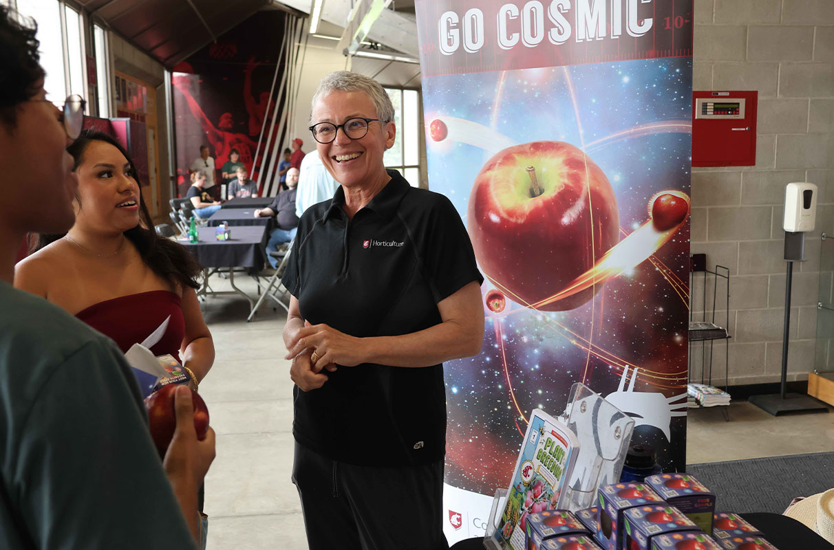 Cosmic Crisp® tasting connects new Coug families, minds behind legendary WSU apple