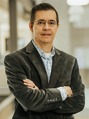 Headshot of Roberto Bello.