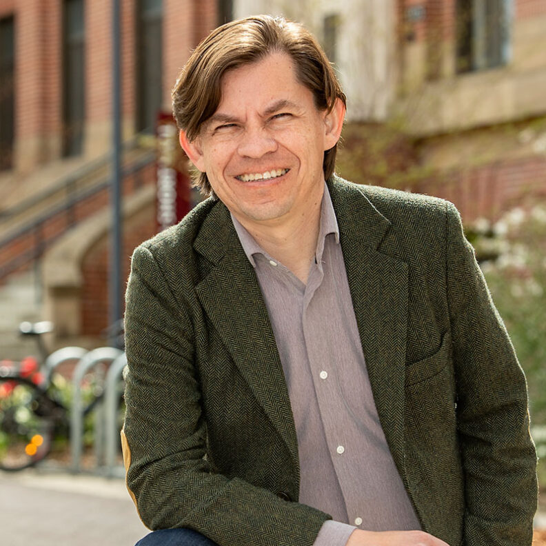 Headshot of Carlos Torres.