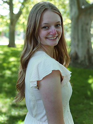 Headshot of Daisy Roberts.