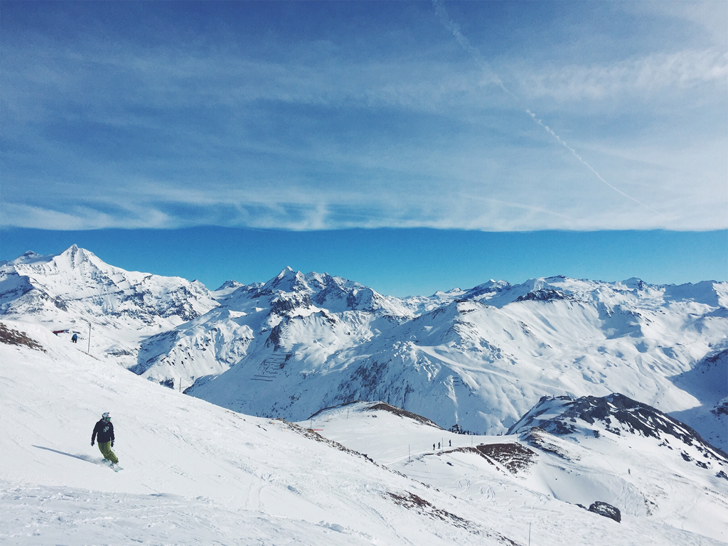 Panoramic of a glacial mountain range.
