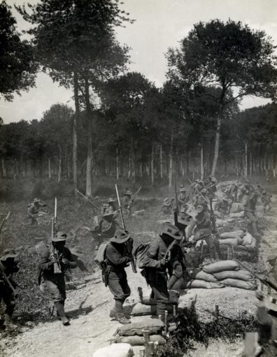 Historic photo of soldiers on a battlefield.