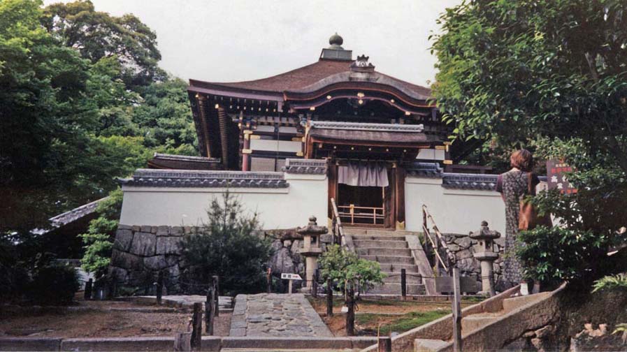 Paula looking at the main building of the Kodai-ji Temple. Founded in 1605 in memory of Toyotomi Hideyhoshi by his widow Kito no-Mandokoro. The temple complex includes several buildings, but this is the main shrine. May 14, 1998