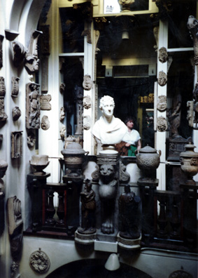 JOHN SOANE'S MUSEUM: In the afternoon, Zac took most of the group on a long walk to see many of historic London's most famous sights; but we joined Catherine for a visit to the truly amazing John Soane's Museum, a Victorian townhouse crammed by an eccentric bachelor with an astounding variety of objects, including two series of Hogarth paintings ("Marriage a la Mode" and "The Election"), the sarcophagus of Ramses II, and plaster casts of classical sculpture.