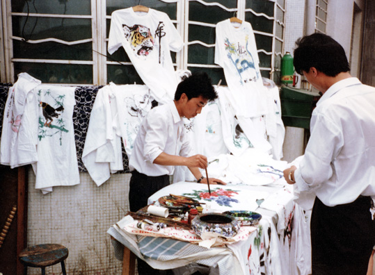 BANPO: This painter near Banpo was creating splashy t-shirt designs. We saw few hand-painted t-shirts, but I bought some nice ones earlier in the day. At this spot two people cut themselves on a bottletop trying to get a bottle of peach juice open for me. The easy-open top didn't quite work right.