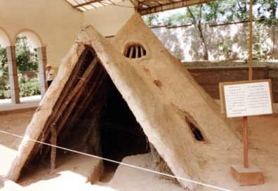 BANPO: Replica of Banpo daub & wattle house. A rope slanted across the opening to keep the curious out.