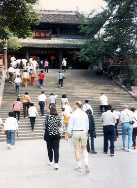 CHENG DU: May 16: our first day of touring began with a visit to the Taoist Two Kings Temple (Fulongguan), dedicated to deified memory of two ancient hydraulic engineers whose work we were to visit next. Closest to the camera: Bonnie Frederick and Michael Neville; at far right: Doug Hughes and Margaret Andrews.