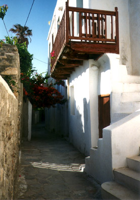 NAXOS: On June 1 we explored the Kastro for the second time, encountering only tourists (mostly from our group).
