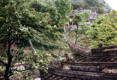 CHENG DU: Roof of the temple showing traditional curved beam ends and a carved dog.