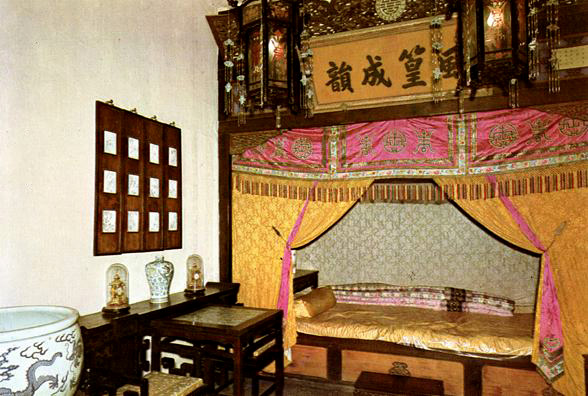 SUMMER PALACE: Emperor's bed (commercial postcard).