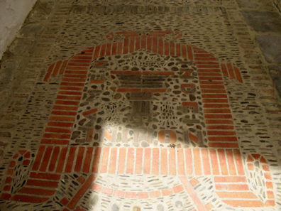 VEJER DE LA FRONTERA: All over Spain we saw courtyards and walkways paved with stones set on edge in patterns in concrete. This was one of the more elaborate patterns.