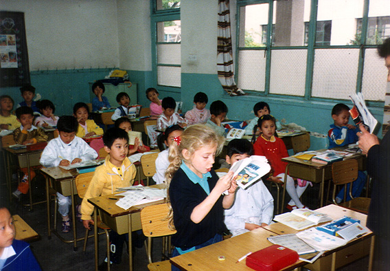 BEIJING: May 25: Bonnie had asked that we be allowed to visit an elementary school, which we did. They had excellent buildings and equipment, including a language lab, computer lab (kids learning how to program), TV studio linking all rooms (Tom was taped singing "Frere Jacques" in Chinese, from a version he learned in Taiwan--the teachers said their version had more political words). We visited several classrooms, including this one in elementary Chinese where a little Italian girl (daughter of an attache at the embassy) read aloud in excellent Chinese, told Paul (in Italian) that she liked Chinese school (and seemed sincere). Bonnie said she saw one boy throwing spit wads at another, but mostly the kids seemed extremely well behaved.