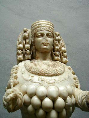 SELÇUK MUSEUM: Details of the Roman sculpture of Cybele.