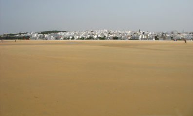 CONIL: This shot makes clear the enormous breadth of this beach at low tide.