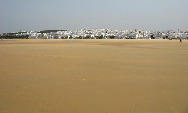 CONIL: This shot makes clear the enormous breadth of this beach at low tide.