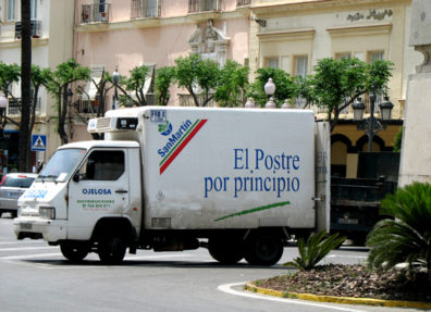 CADIZ: The slogan on the truck reads "Dessert for main course." Compare with English "Eat Dessert First."