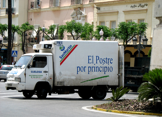 CADIZ: The slogan on the truck reads "Dessert for main course." Compare with English "Eat Dessert First."