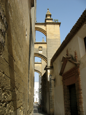 ARCOS DE LA FRONTERA: Flying buttresses outside the church