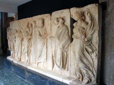 AFRODISIAS MUSEUM: The right-hand figure of this relief, with its swirling draperies, demonstrates the sort of technique that inspired 17th-century Baroque artists.
