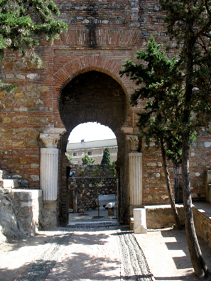 MALAGE: Arched doorway in Malage.