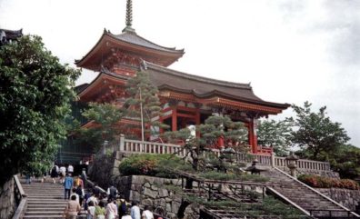 KYOTO: Our first sightseeing expedition was to the southern part of the Sannen-zaka & Ninnen-Zaka walk in eastern Kyoto, beginning with the long hike up the hill through many souvenir stands to the Kiyomizu-dera Temple of the Hosso school, founded in 798 but reconstructed in 1633. Thronged with tourists, most of them Japanese, including lots of school groups. May 14, 1998.