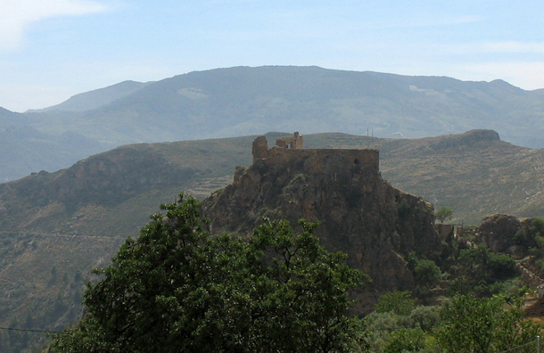 LAS ALPUJARRAS: Ruin on top of a rock viewed from the winding mountain road.