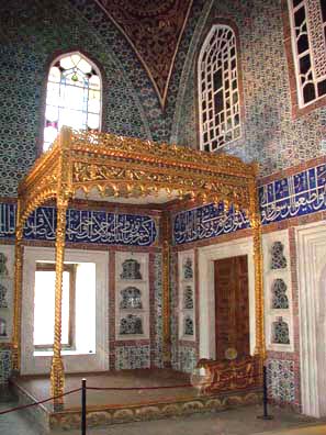 TOPKAPI PALACE: Traditional Ottoman fashion